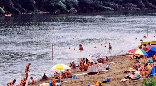 Strand a víz felöl